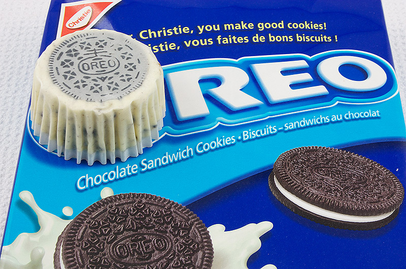 Oreo cookies and cream cheesecake cupcakes, Martha Stewart's cupcake recipes, cookies and cream cheesecakes recipe A photo of 1 Oreo cookies and cream cheesecake on an Oreo cookie package.