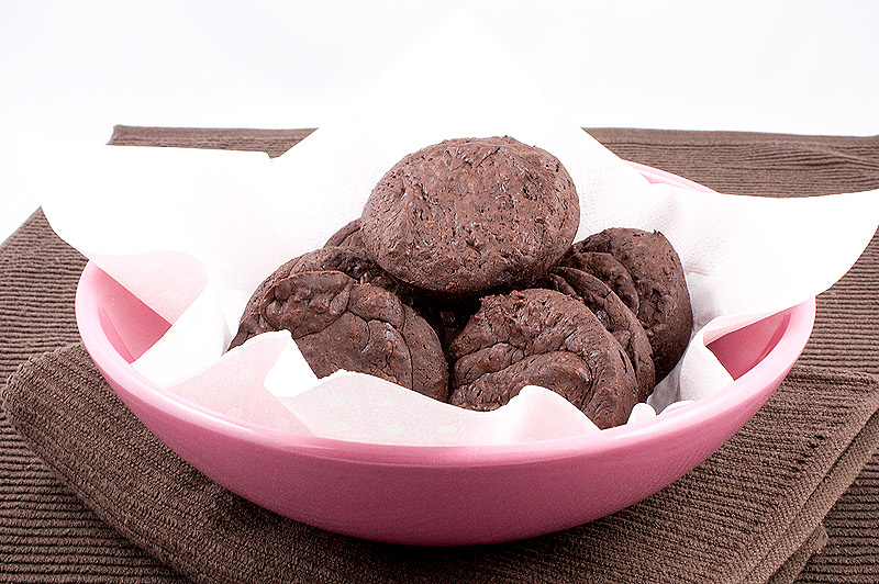 Donna Hay desserts, Donna Hay chocolate desserts, Donna Hay's Modern Classics Book 2 dessert recipes A photo of a pink bowl lined with a light pink paper napkin containing 8 flourless chocolate cakes placed on a brown tea towel.