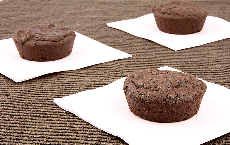 Donna Hay's recipe for Chocolate Glaze, Donna Hay's recipe for sugared berries, Donna Hay desserts A photo of 3 flourless chocolate cakes place on small pink polka dot napkins in random order on a chocolate brown tea towel.