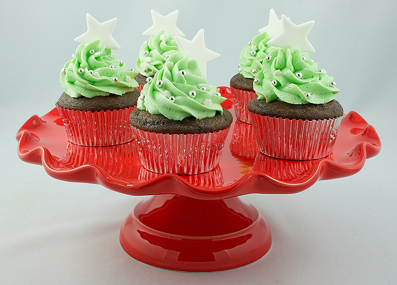 Peppermint Marshmallow Cream filled Dark Chocolate Cupcakes A photo of Christmas Cupcakes displayed on a red cake stand.