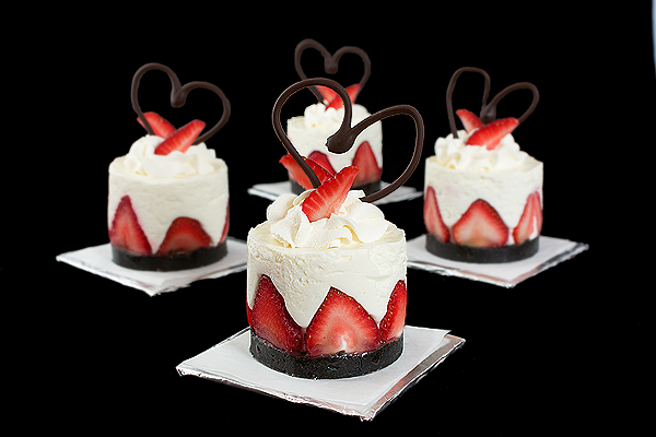 yogurt cakes, dolce allo yogurt, torta allo yoghurt A photo of yogurt cakes, garnished with strawberries, whipped cream and chocolate hearts.