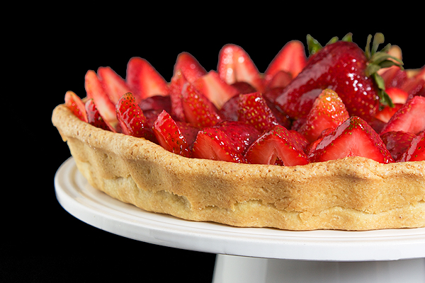 Crostata di Fragole con Crema Pasticcera e Chantilly {Strawberry Tart} A photo of an Italian Dessert, Crostata di Fragole con Crema Pasticcera e Chantilly {Strawberry Tart} displayed on a white cake stand.